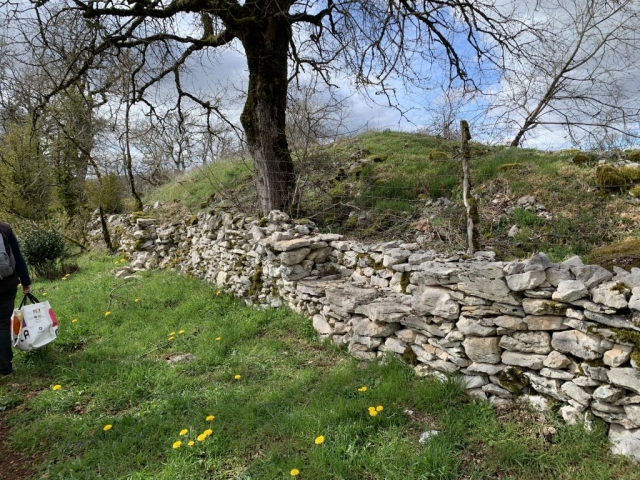 Banc en pierre intégré